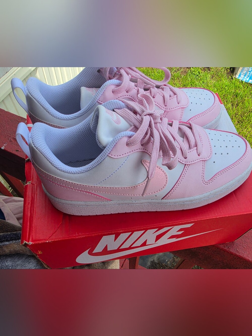 5.5y Nike Kids Pink and White Low-Top Sneaker Pair